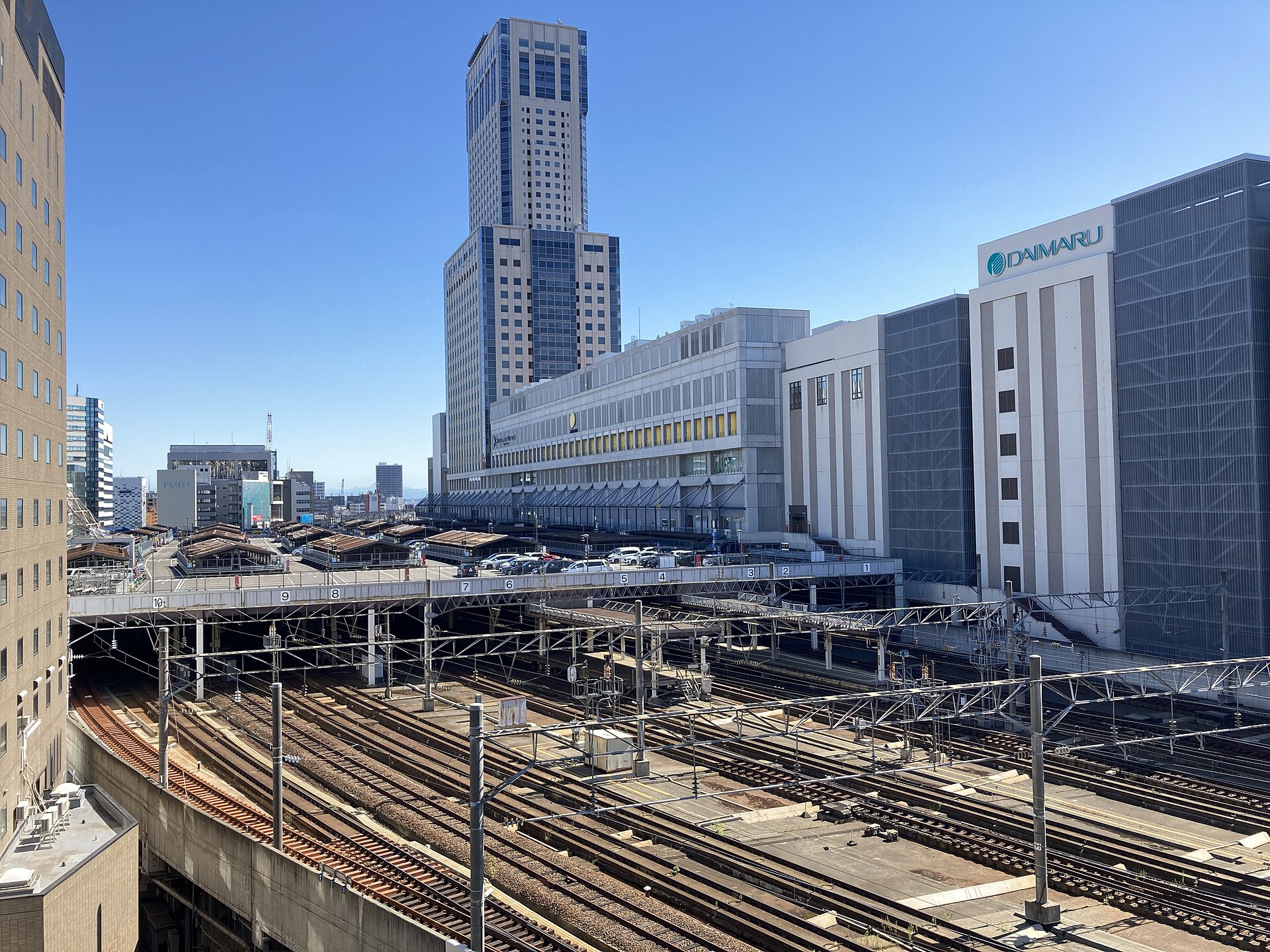 JR札幌駅のホームと線路、JRタワーと駅ビル