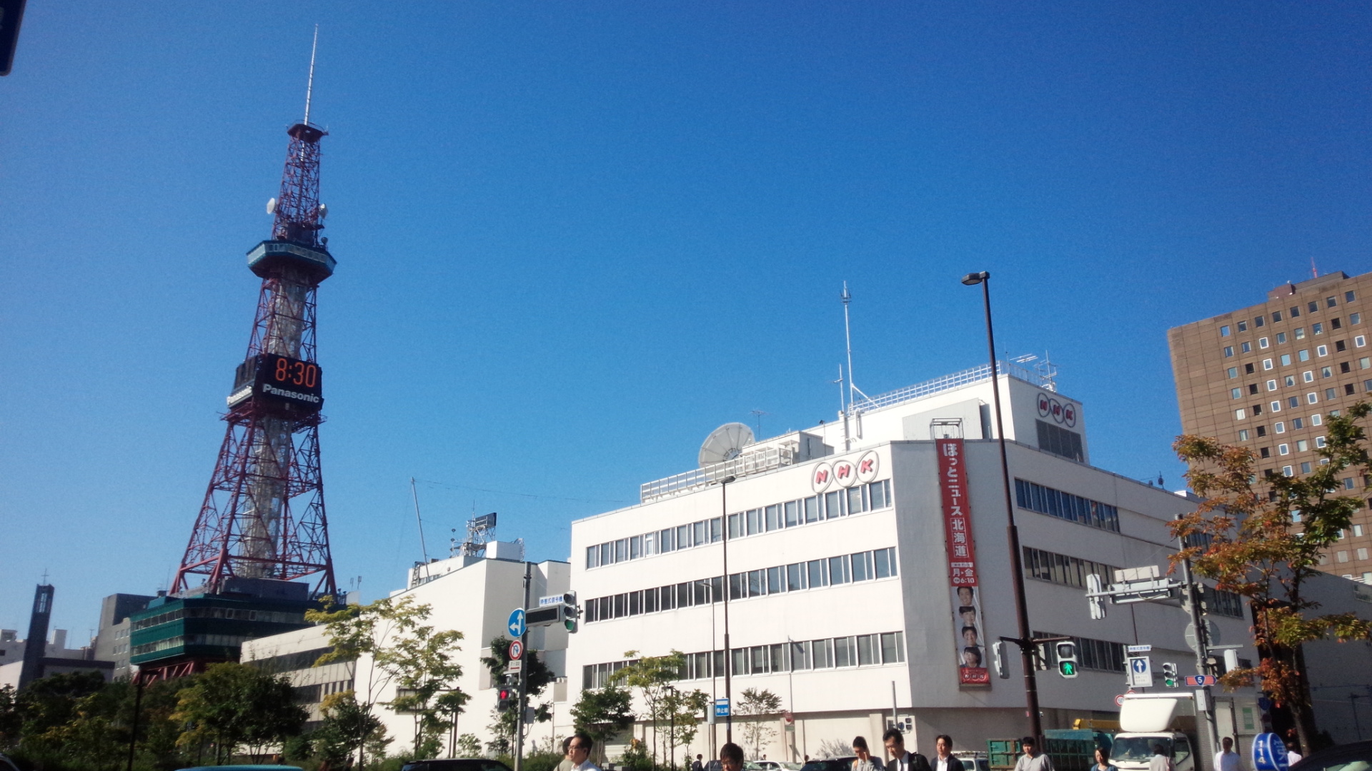 さっぽろテレビ塔とNHK札幌放送局の建物