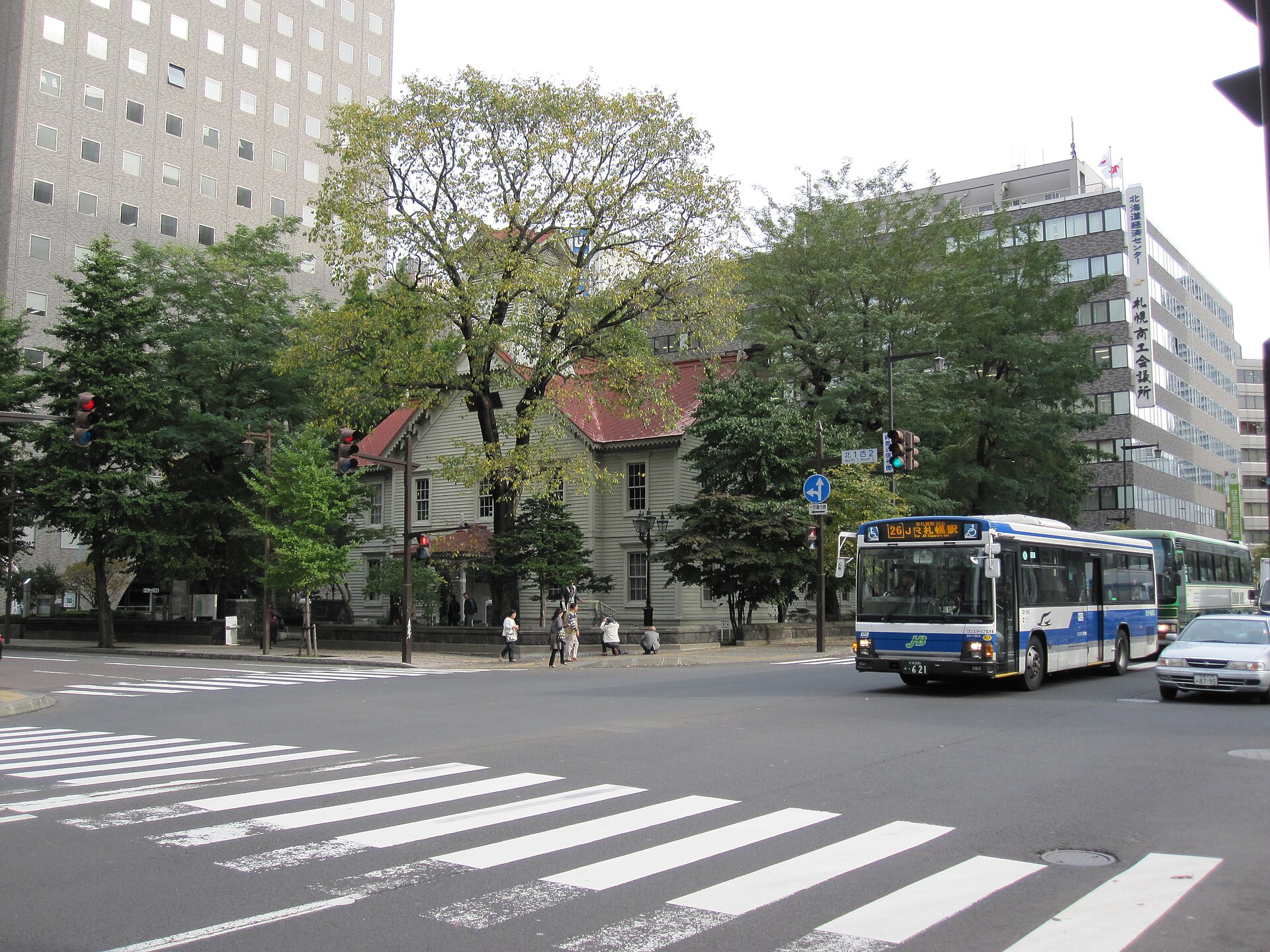札幌市時計台と交差点、周囲のビル