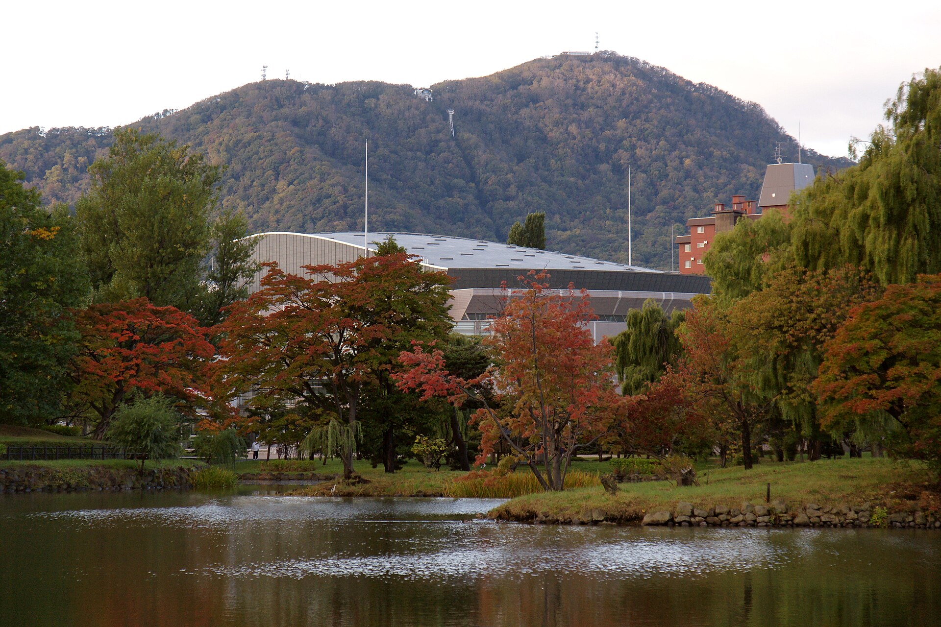 中島公園の池と紅葉、奥に藻岩山