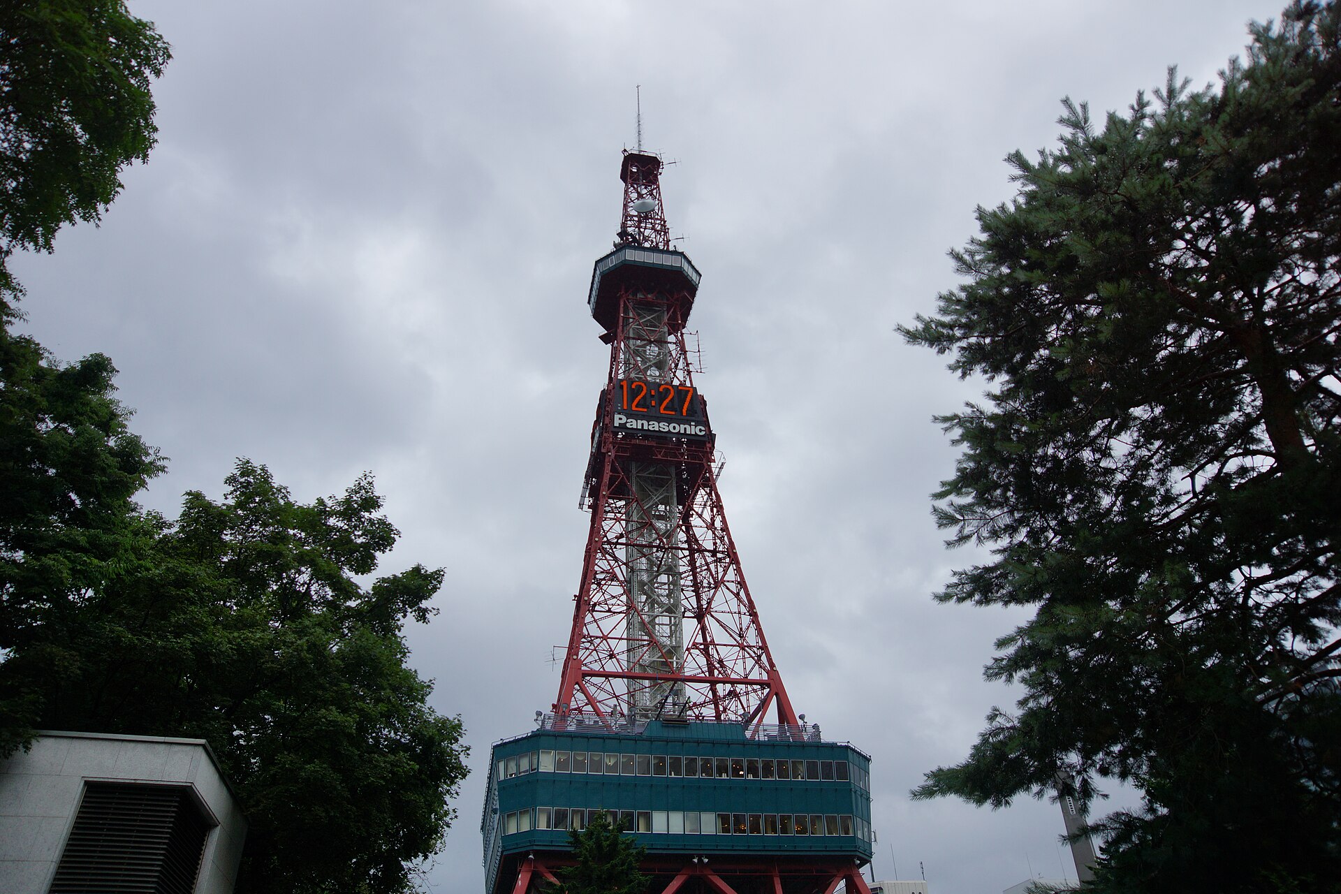 さっぽろテレビ塔を下から見上げた写真