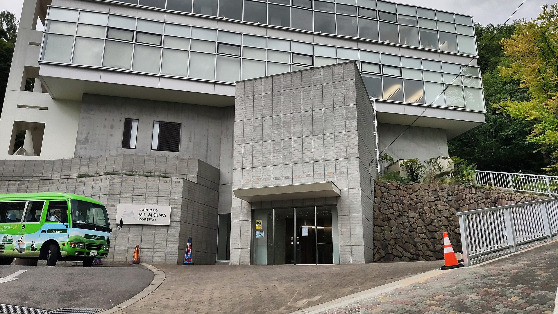 もいわ山ロープウェイ山麓駅の入口と緑のシャトルバス
