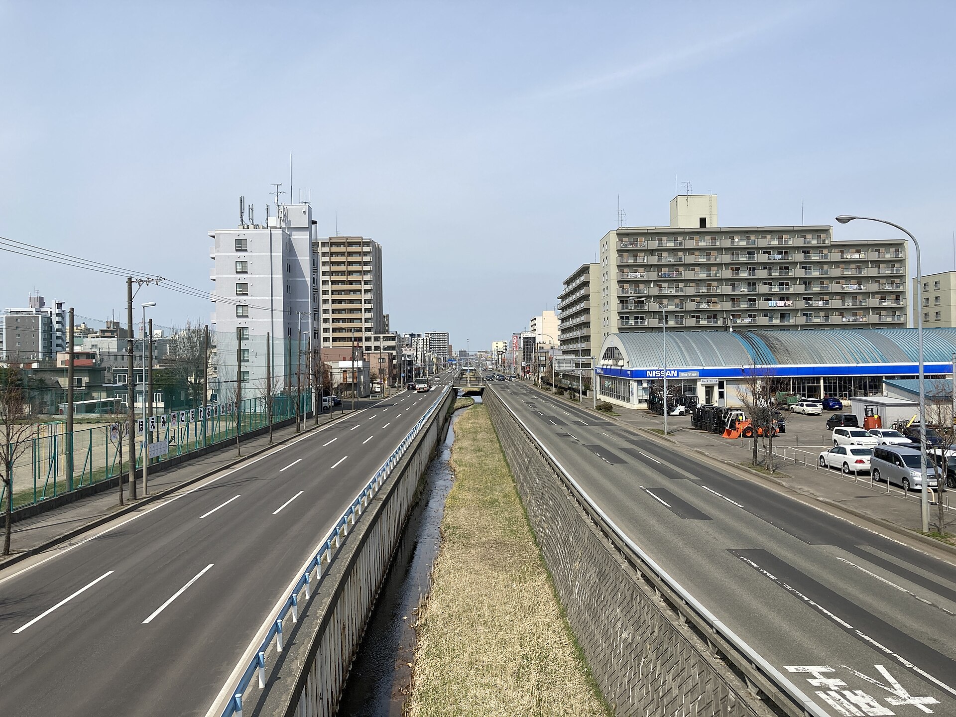 創成川通を北向きに見た道路