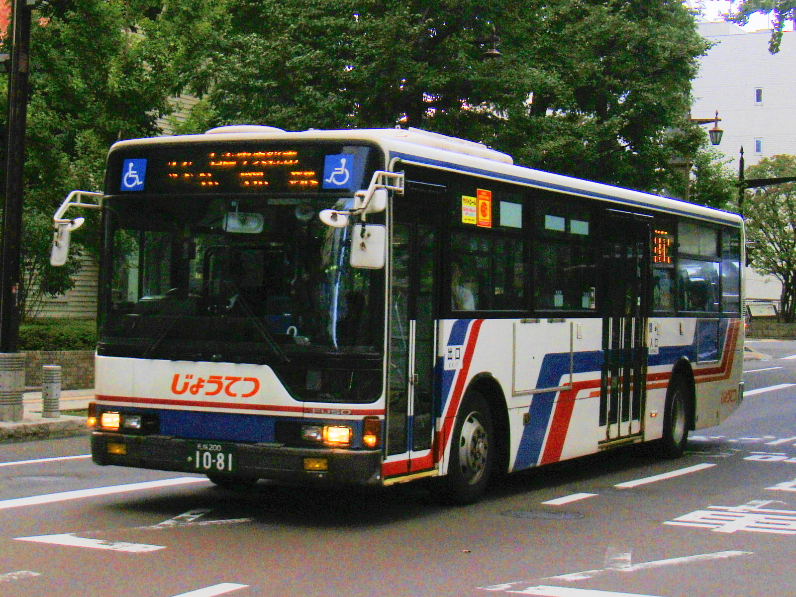 じょうてつバスの路線バスと緑の並木