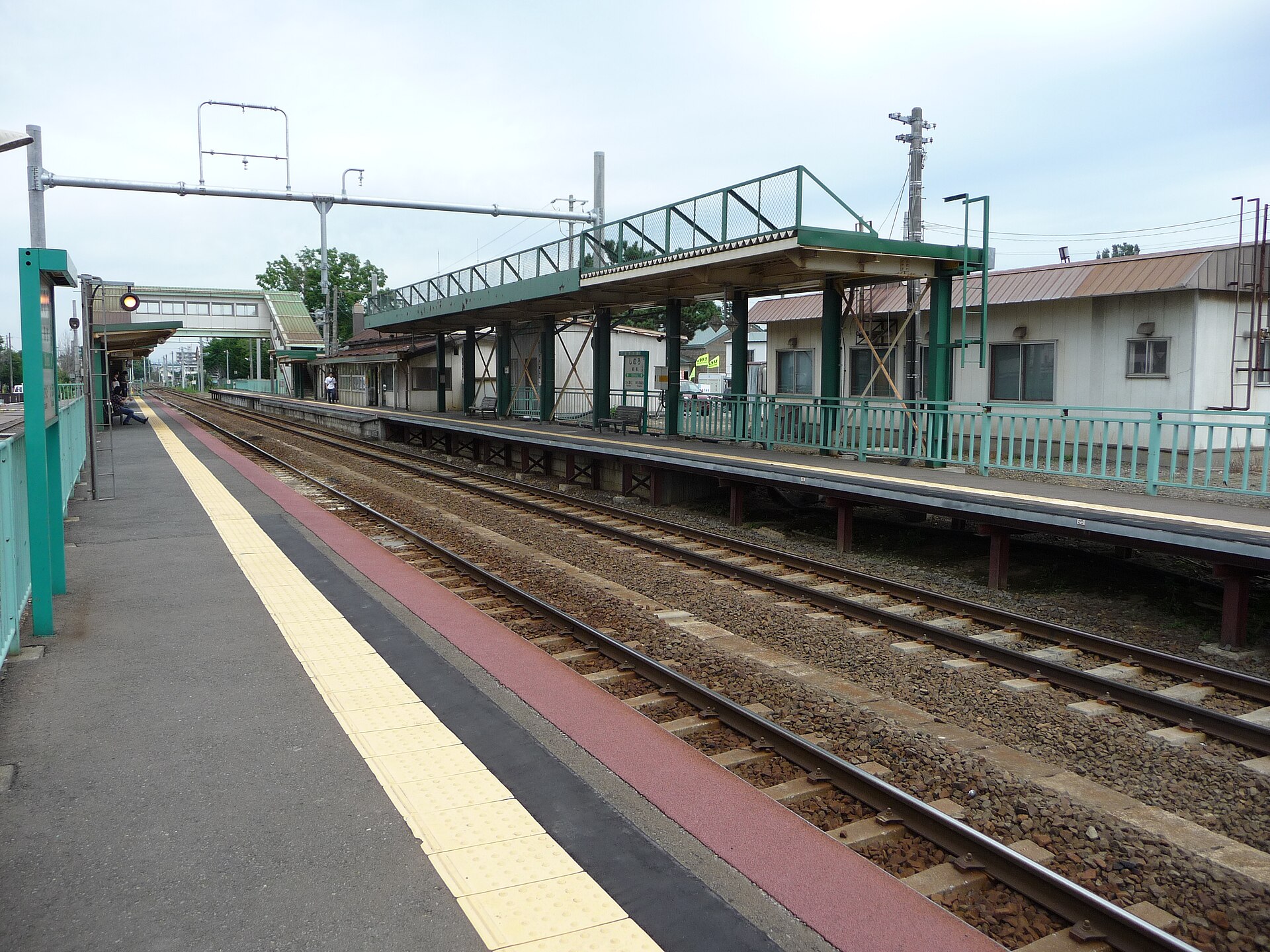 JR篠路駅のホームと線路
