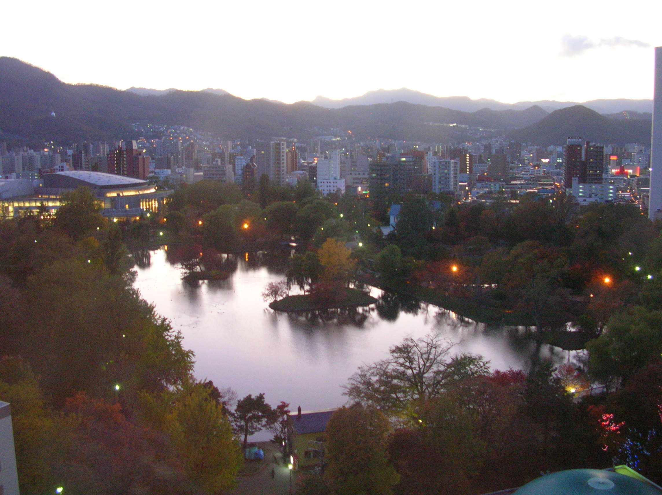 中島公園と札幌市街地の夕景