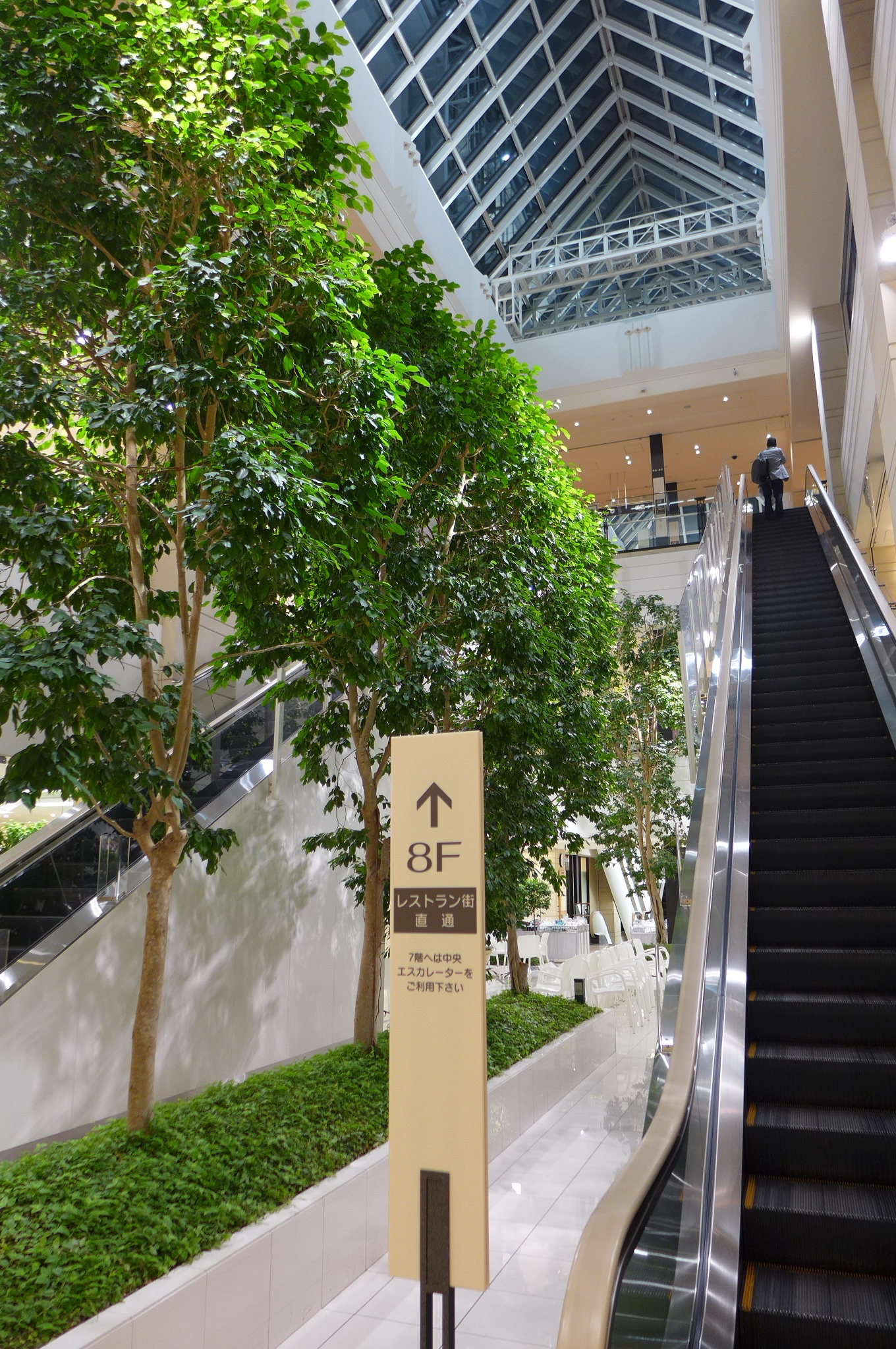 大丸札幌店の吹き抜けとエスカレーター