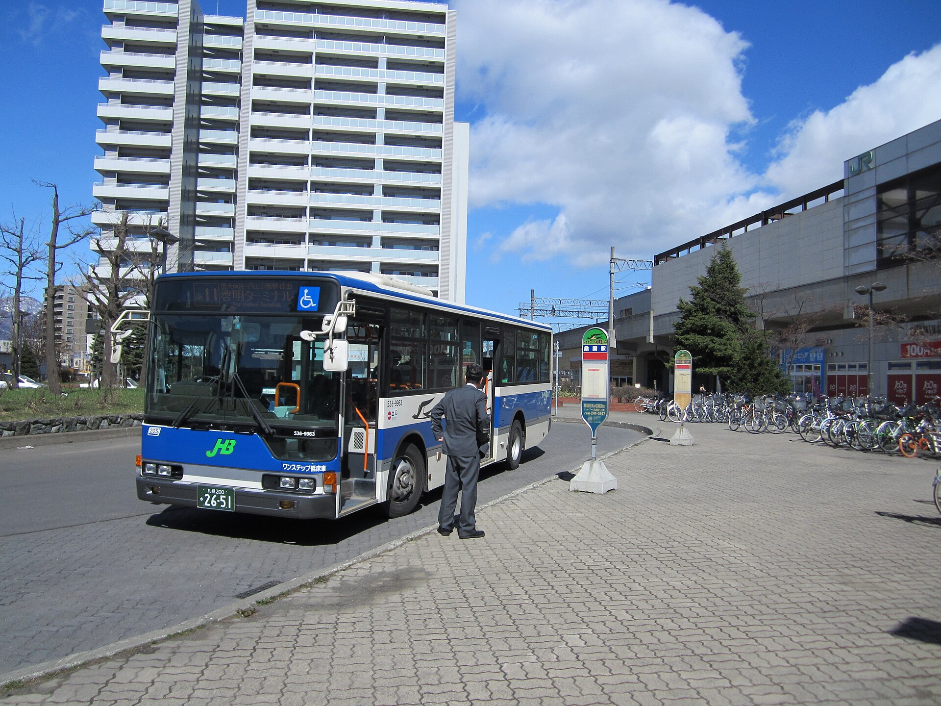 桑園駅前のバス停とバス