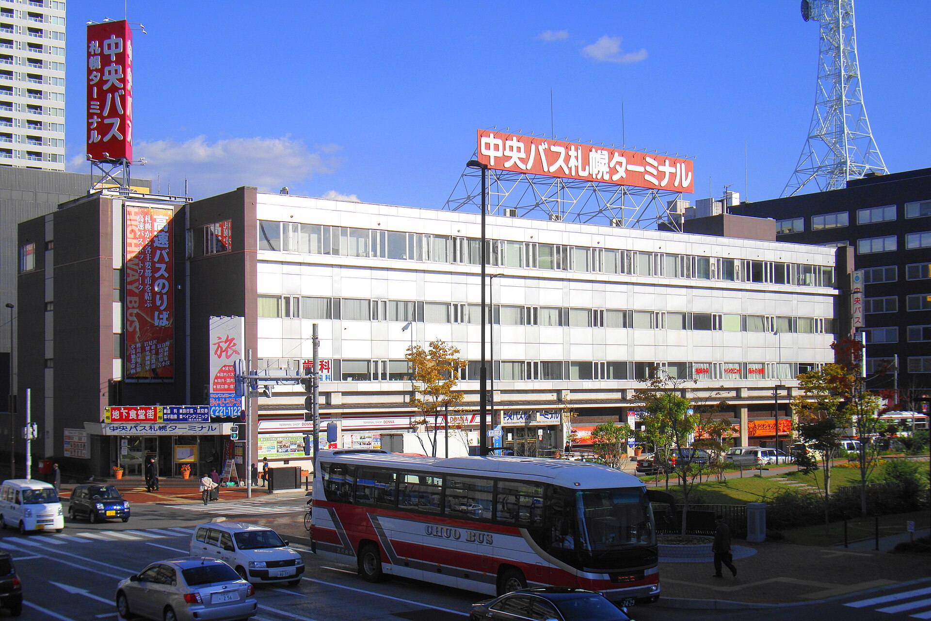 中央バス札幌ターミナルの夜の案内看板