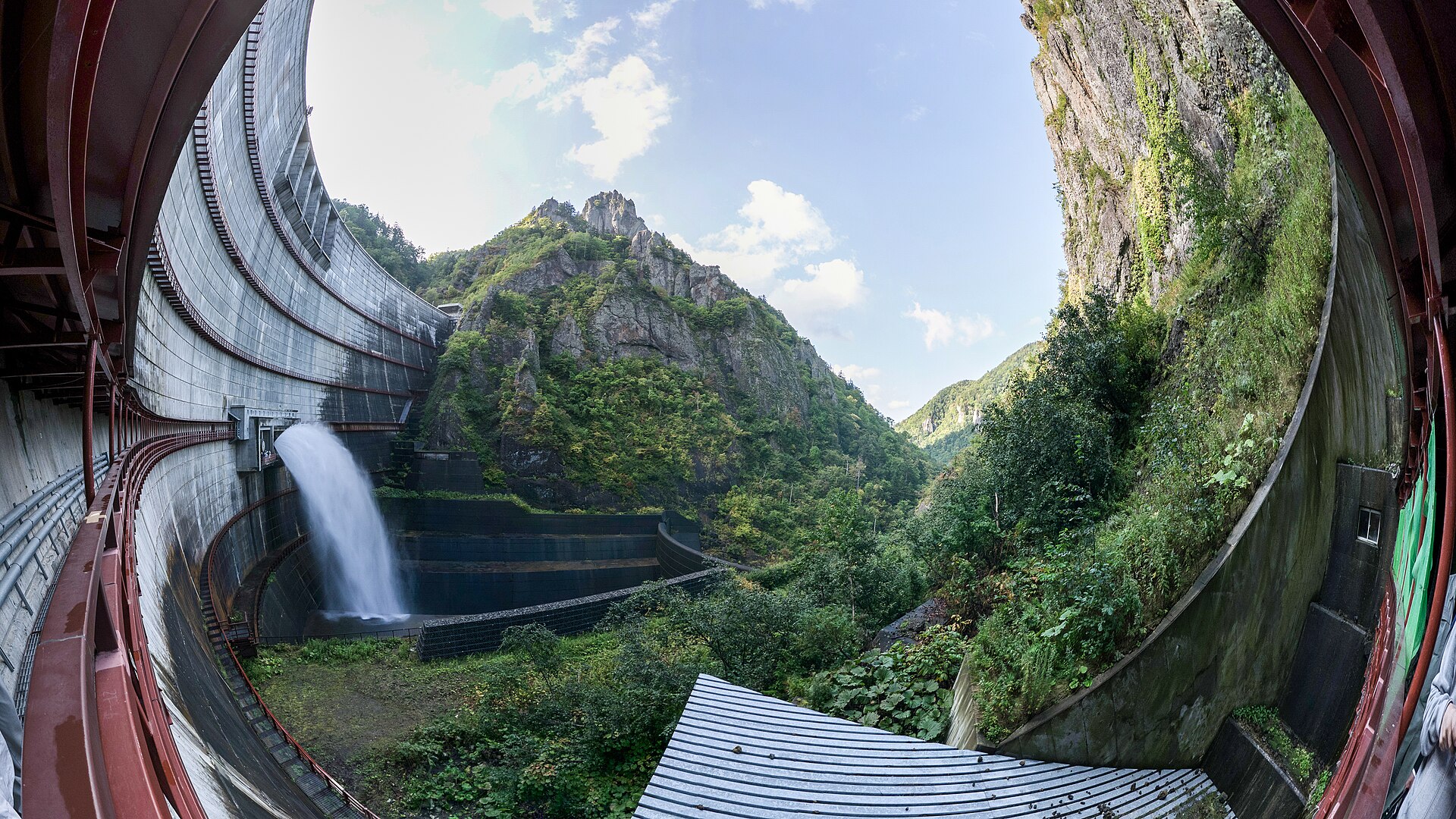 豊平峡ダムと周囲の山