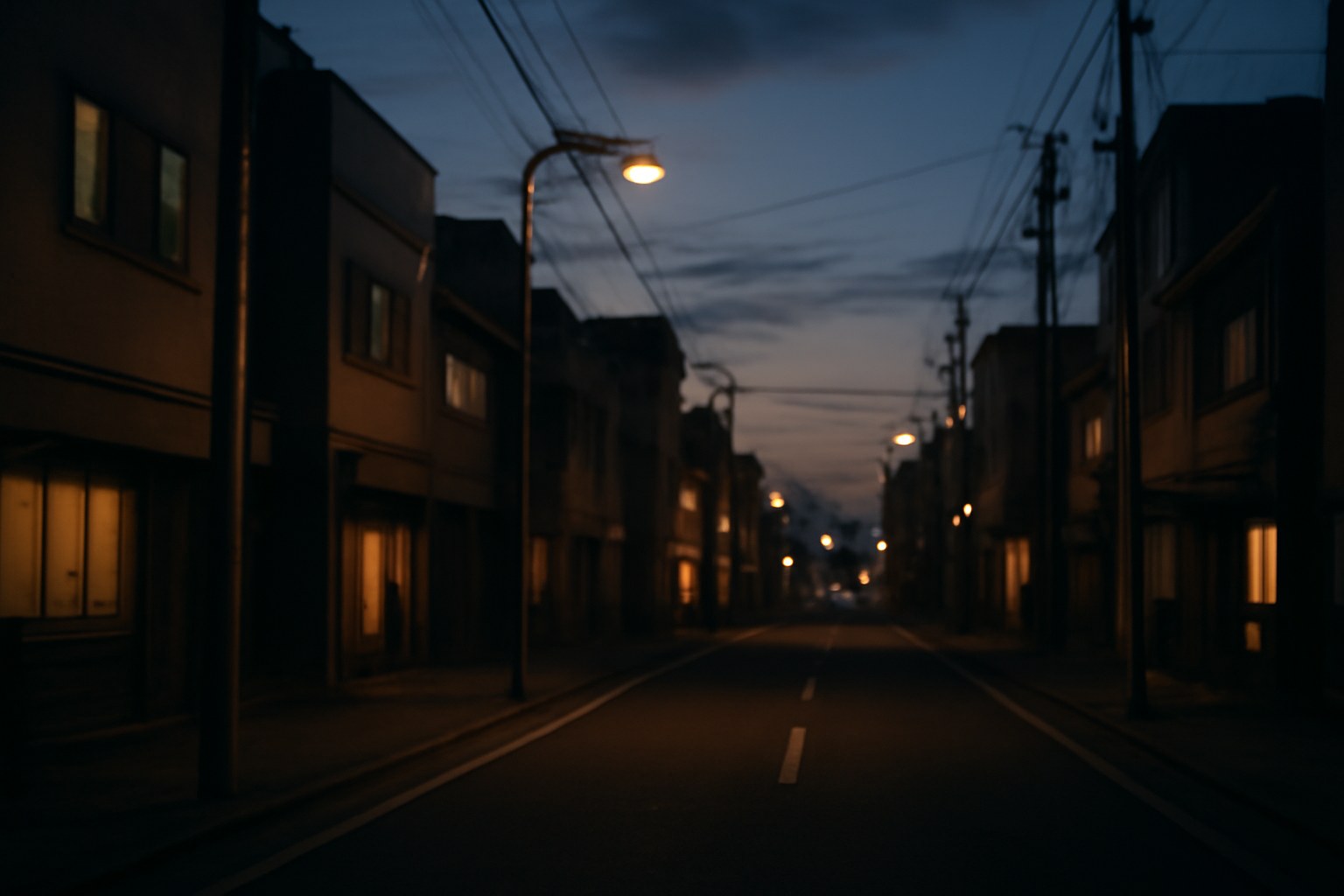 日が暮れた街の通りと街灯