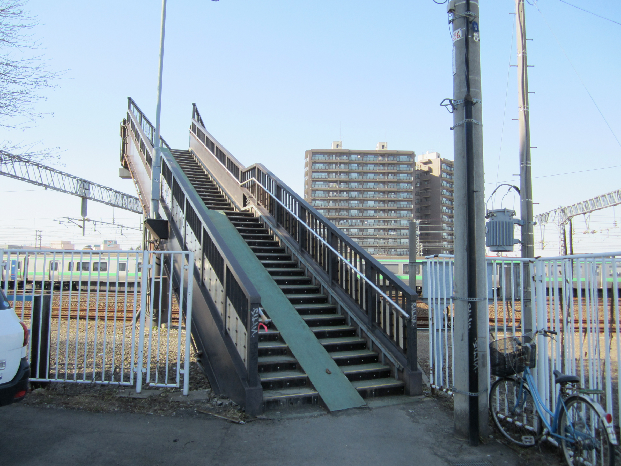 苗穂駅そばの跨線橋（アリオ札幌へ向かう道）
