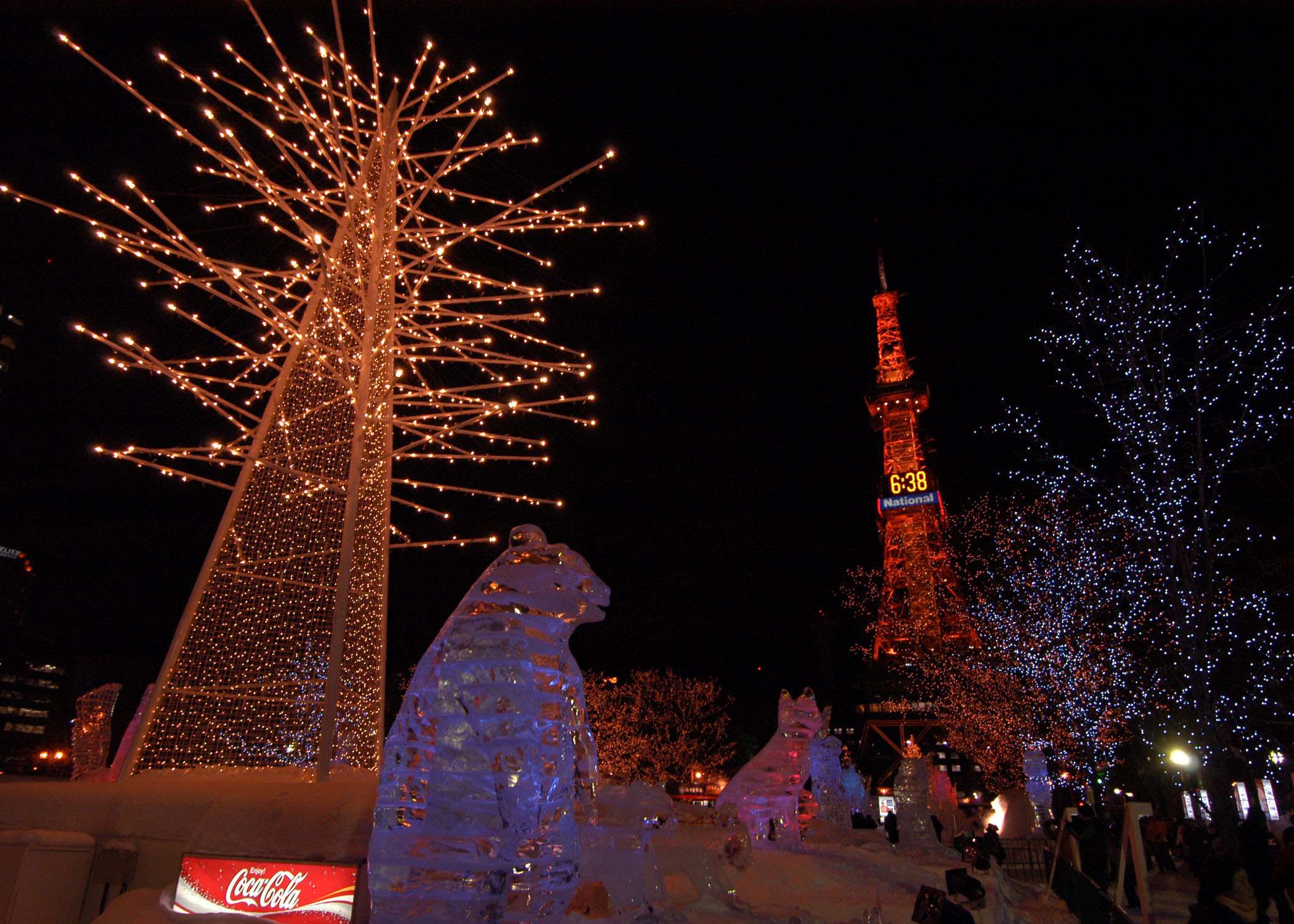 雪まつりのころの大通公園