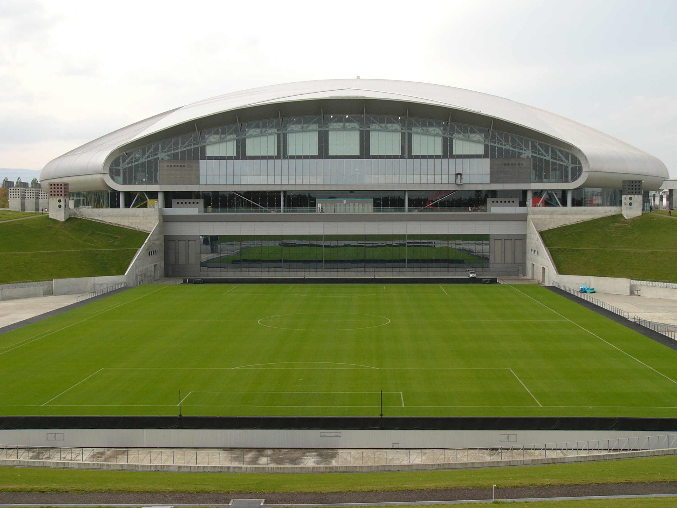 札幌ドームの外観とサッカー用のフィールド