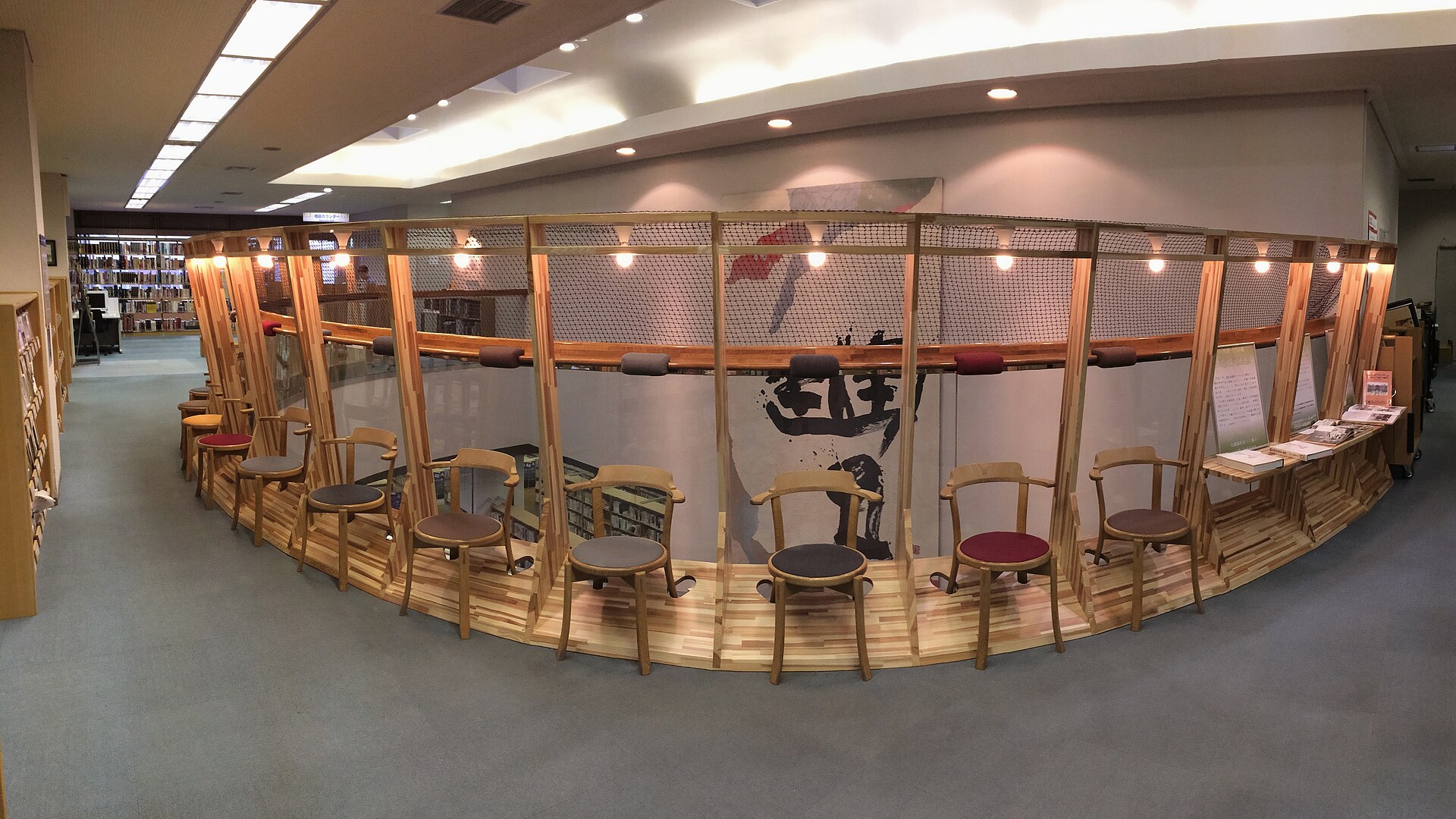 札幌市中央図書館の館内の閲覧スペース